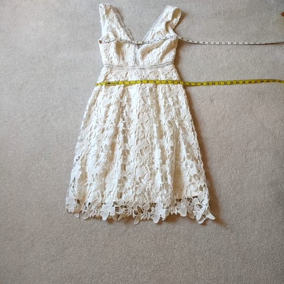 Lulu's white lace dress size small - Picture 9 of 10